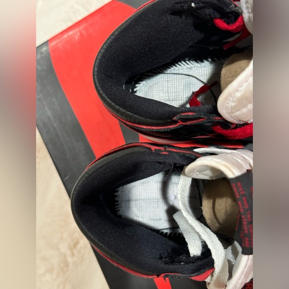 Jordan 1 Retro High
Bloodline (GS) SIZE 4 - Picture 8 of 12